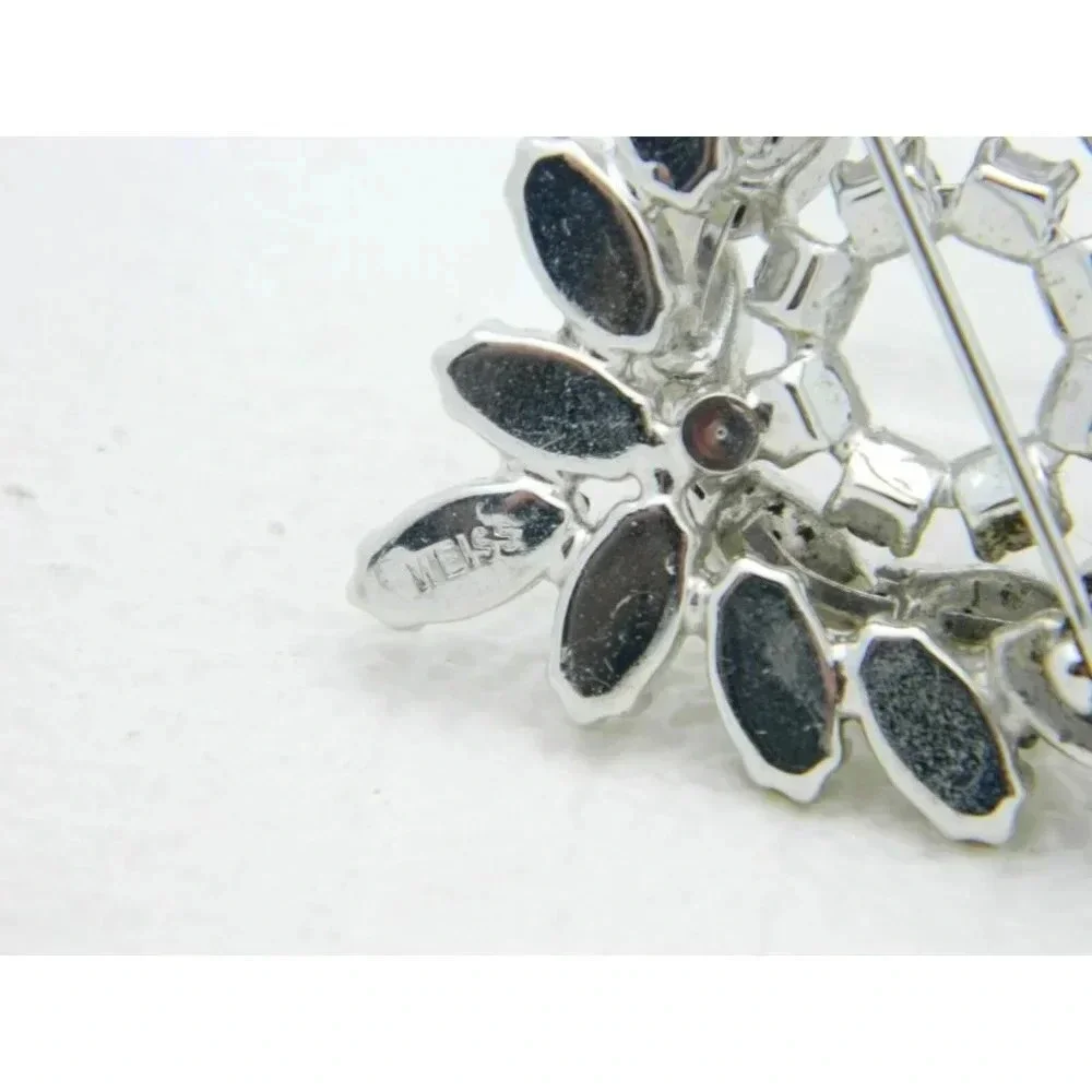 VTG WEISS Silver Tone Clear Rhinestone 3D Raised Wreath Flower Brooch Pin